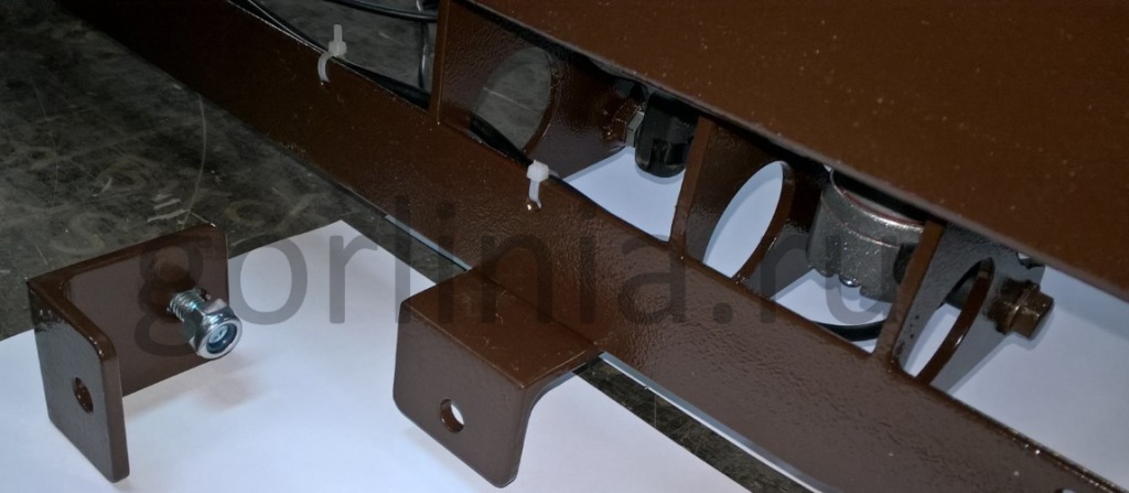 Монтажное положение плавающего кронштейна люка с электроприводом для дополнительного крепления петлевой части в стену или в торец перекрытия