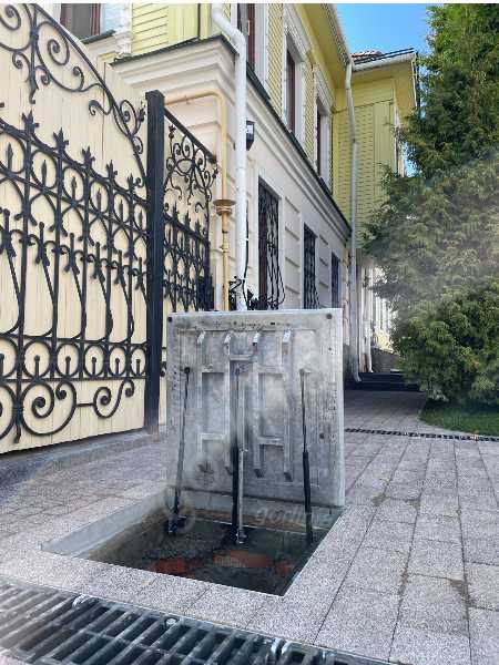 Новые люки на ул Славянской скрытые в мощении дорожно-тропиночной сети тротуарной плиткой ИРГСНО ФКГС